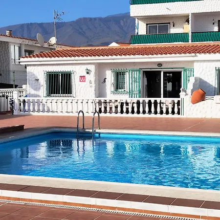 3 Bedroom Pool Front In Semesterbostad