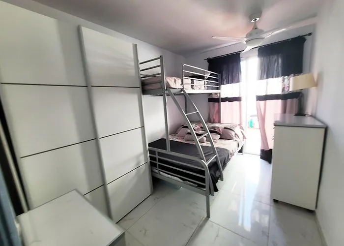 Будинок відпочинку 3 Bedroom Pool Front In