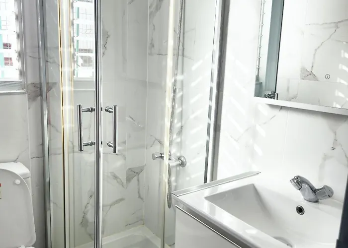 Будинок відпочинку 3 Bedroom Pool Front In *