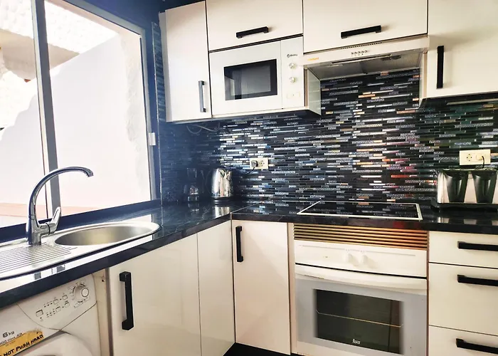 3 Bedroom Pool Front In Адехе