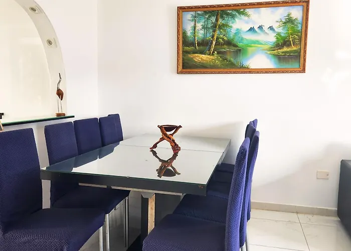 Hébergement de vacances 3 Bedroom Pool Front In *